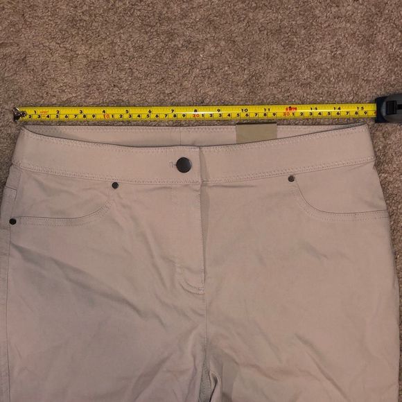 Chico's NWT Perfect Soft Stretch Capri Crop Taupe, Sz 0 (US 4), MP $55 - Picture 9 of 11